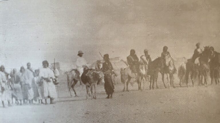 القنصل الفرنسي متوجها لبلاد صور سنة ١٩٠٥م